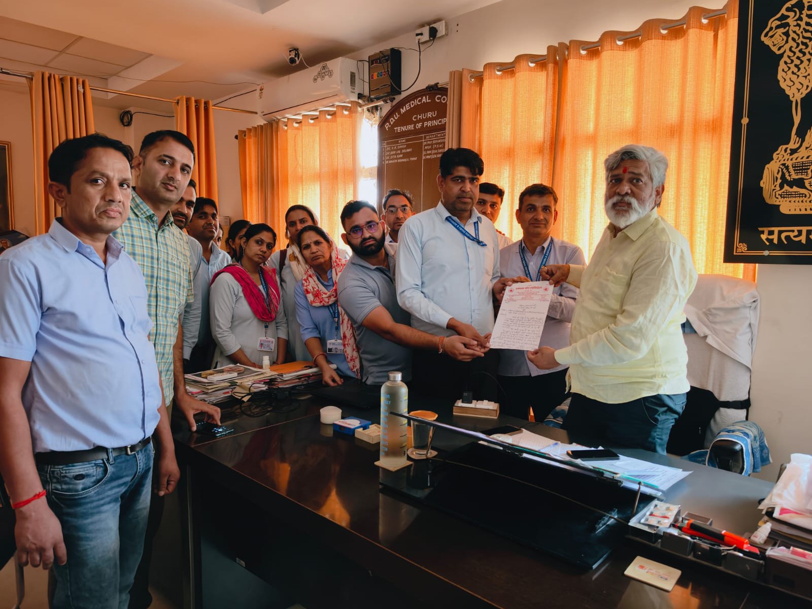 नर्सिंग ऑफिसर्स ने मुख्यमंत्री के नाम मेडिकल कॉलेज प्रिंसिपल डॉ. एमएम पुकार को ज्ञापन सौंपा।