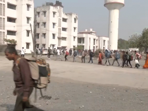 सूरत के उधना रेलवे स्टेशन के बाहर लगी यात्रियों की लंबी लाइन।