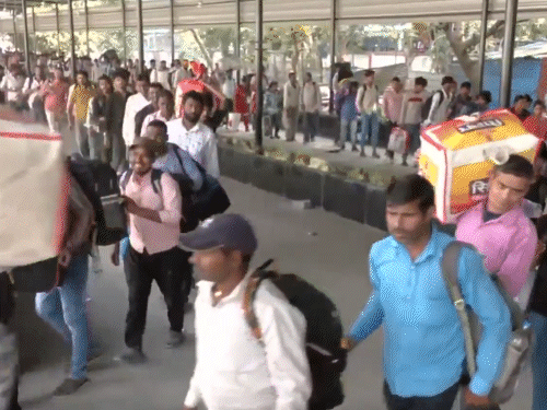 सूरत रेलवे स्टेशन के प्लेटफॉर्म पर लगी लाइनें।