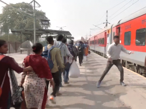 ट्रेनों में भीड़ को कंट्रोल करने के लिए रेलवे ने भी तैयारी शुरू कर दी हैं।