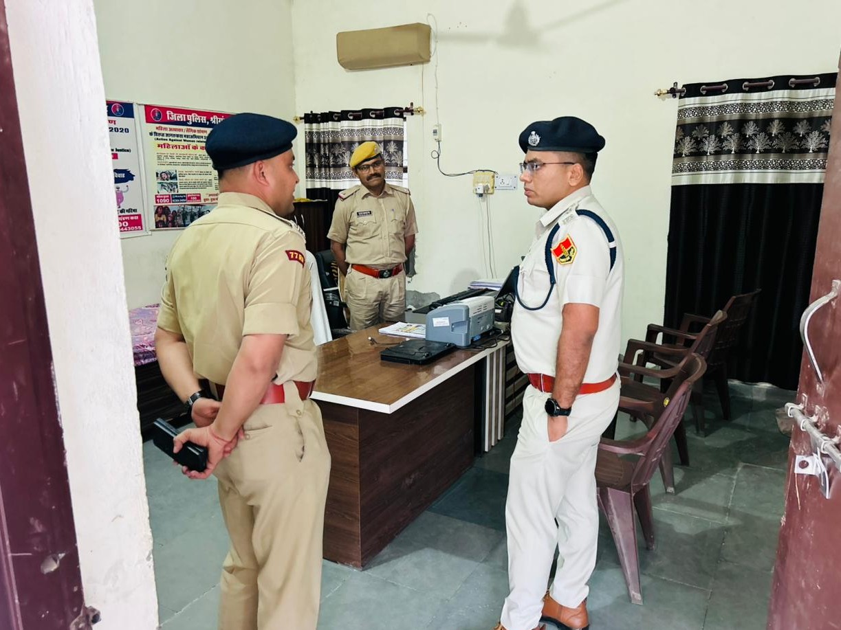 थाना रिकॉर्ड, स्वागत कक्ष, लंबित मामलों और प्रशासनिक कार्यों का बारीकी से निरीक्षण किया।