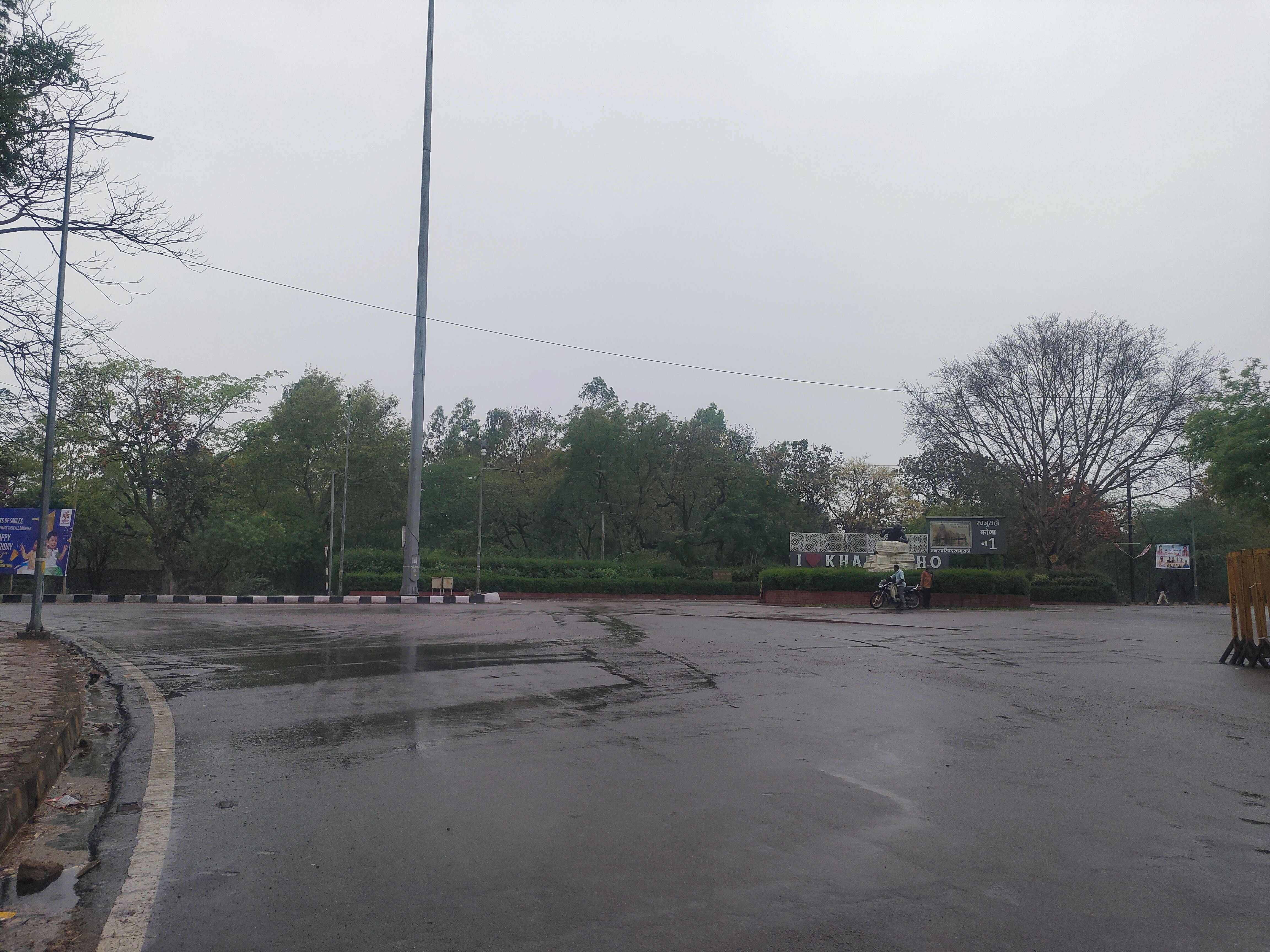 रात से शुरु हुई बारिश शुक्रवार सुबह से रुक-रुक भी जारी है।