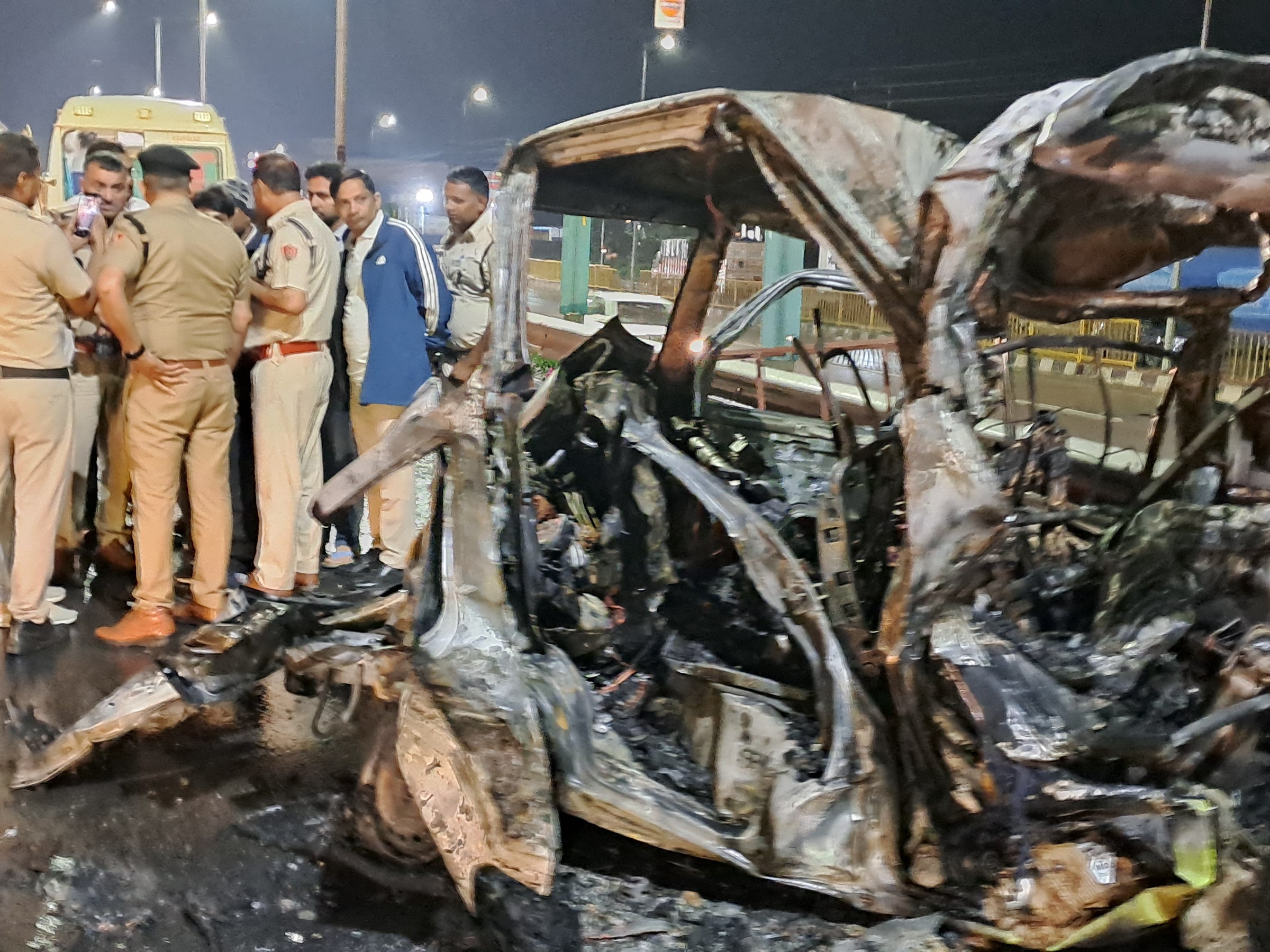 समालखा में जीटी रोड पर आग से बुरी तरह जली ईको वैन।