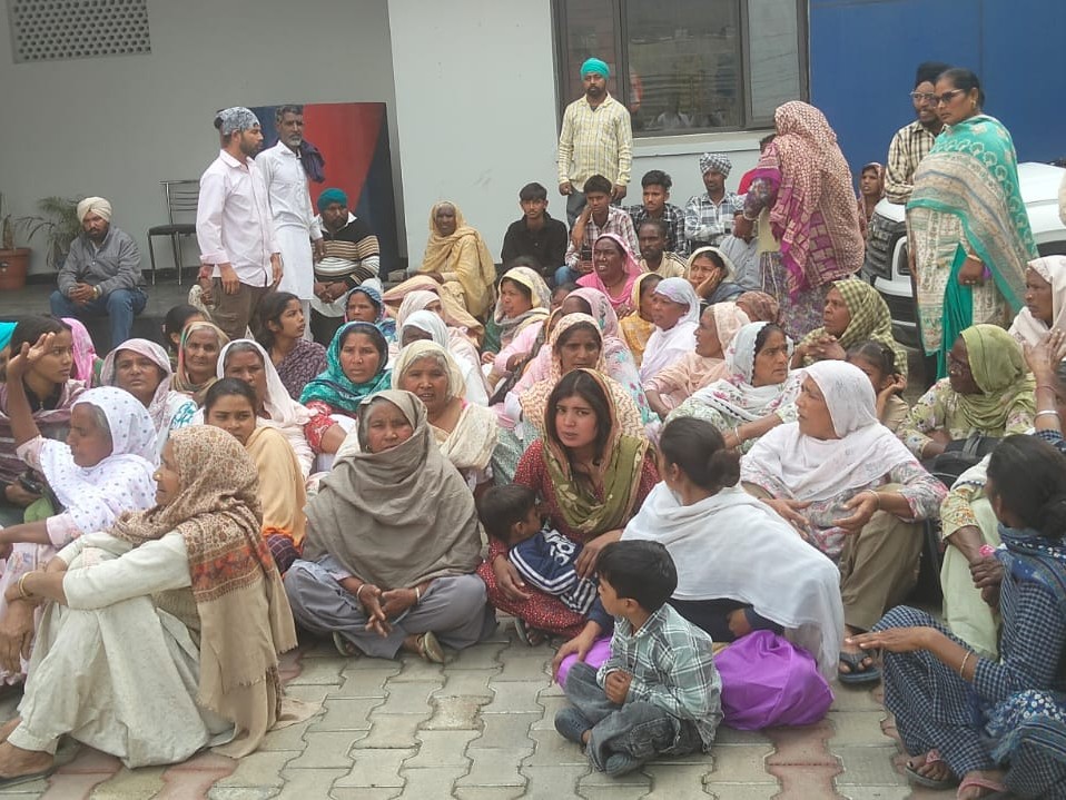 थाने के बाहर धरने पर बैठी महिलाएं और ग्रामीण।