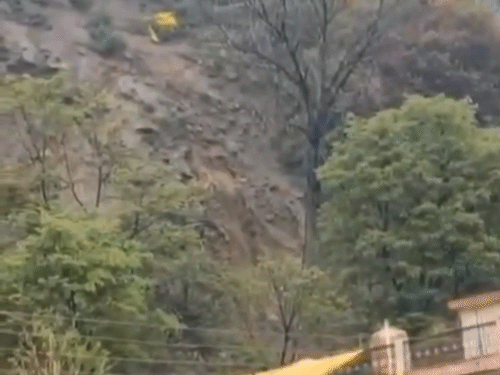 कुल्लू के इनर अखाड़ा में इस जगह से गिरा मलबा और पत्थर।