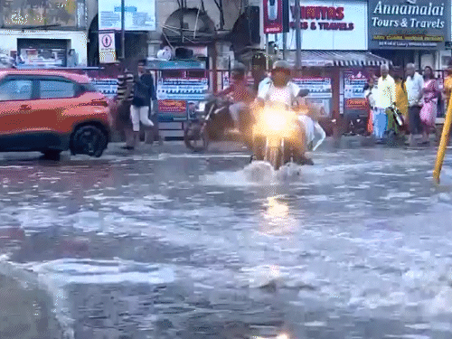 तमिलनाडु के मदुरै में तेज बारिश हुई। सड़क पर पानी भर गया।