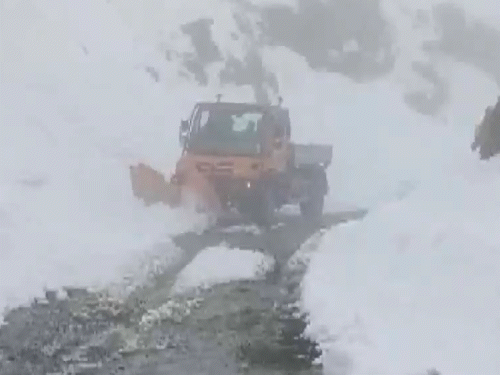 जम्मू-कश्मीर के पुंछ में सड़क पर बर्फ जम गई। मशीनों से उसे हटाया गया।