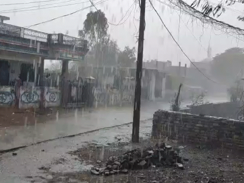 प्रयागराज के ग्रामीण इलाकों में भी झमाझम बारिश हुई। लोग घरों में दुबकने को मजबूर हो गए।