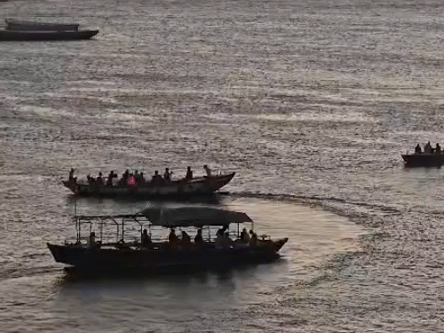 तस्वीर वाराणसी की है। तेज हवा के बीच लोग सुबह-सुबह गंगा में नाव की सवारी करते दिखाई दिए।