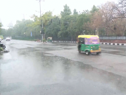 दिल्ली में शुक्रवार सुबह बारिश हुई। यह विजुअल लोधी रोड को है।