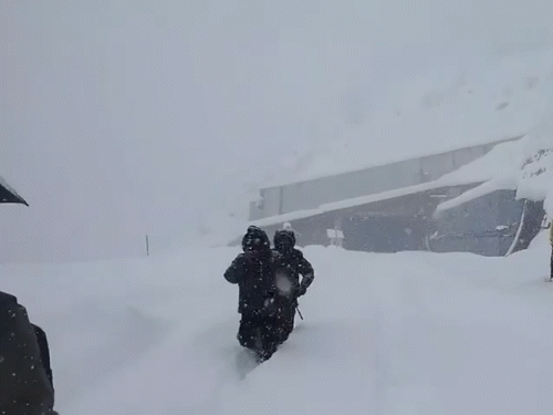 अटल बोगदा रोहतांगमध्ये ताज्या बर्फवृष्टीनंतर पायी चालणारे लोक.