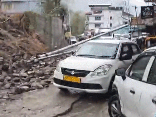 मनालीच्या अलेऊ परिसरात सकाळी भूस्खलन.