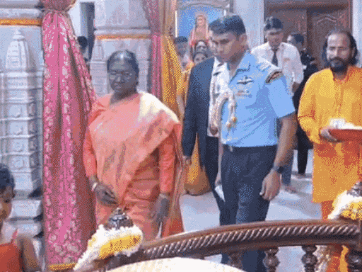 देर शाम को राष्ट्रपति मथुरा पहुंचीं और प्रेम मंदिर में राधा-कृष्ण का आशीर्वाद लिया।