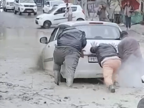 हिमाचल के कुल्लू के मणिकर्ण में बारिश के बाद एक कार मलबे में फंस गई।