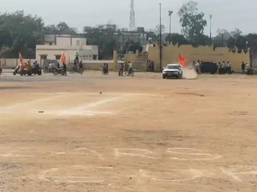 घंटाघर मैदान में बड़ी संख्या में कार और बाइक सवार युवक पहुंचे थे।