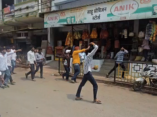 हत्या के बाद छात्रों का गुस्सा फूट पड़ा। कैंपस के अंदर कुर्सियां तोड़ दीं। बाहर दुकानों में भी तोड़फोड़ की