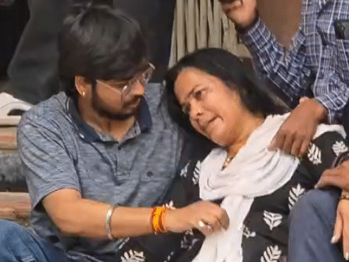 वारदात की सूचना पर पहुंची मां बेटे की लाश देखकर बेहोश हो गईं। परिवार वालों ने उन्हें संभाला।
