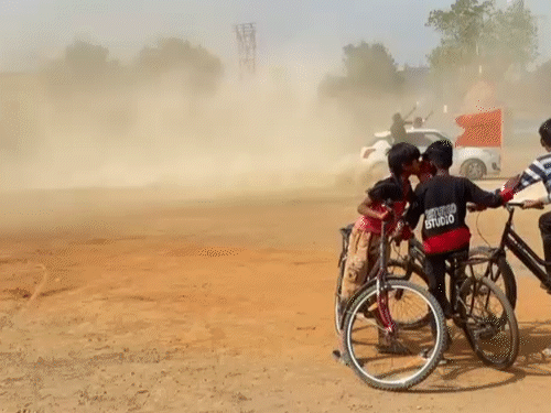 स्टंटबाजी के दौरान स्विफ्ट पर सवार कुछ युवक खिड़की पर बैठे दिखे।