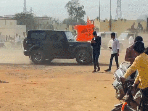 भगवा झंडा लिए स्कॉर्पियो और थार से खतरनाक स्टंट किए गए।