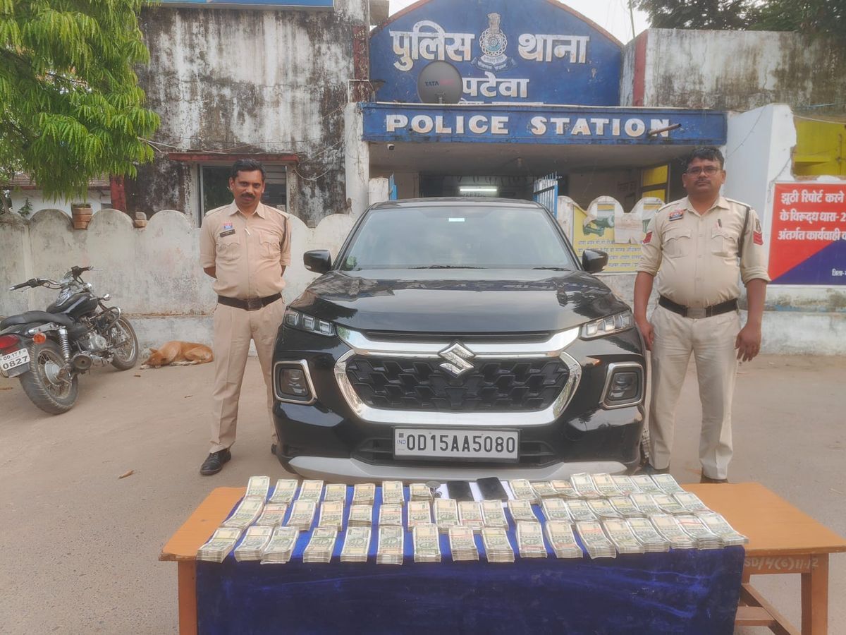 पटेवा थाना क्षेत्र में लग्जरी-कार से 25 लाख कैश बरामद हुआ।