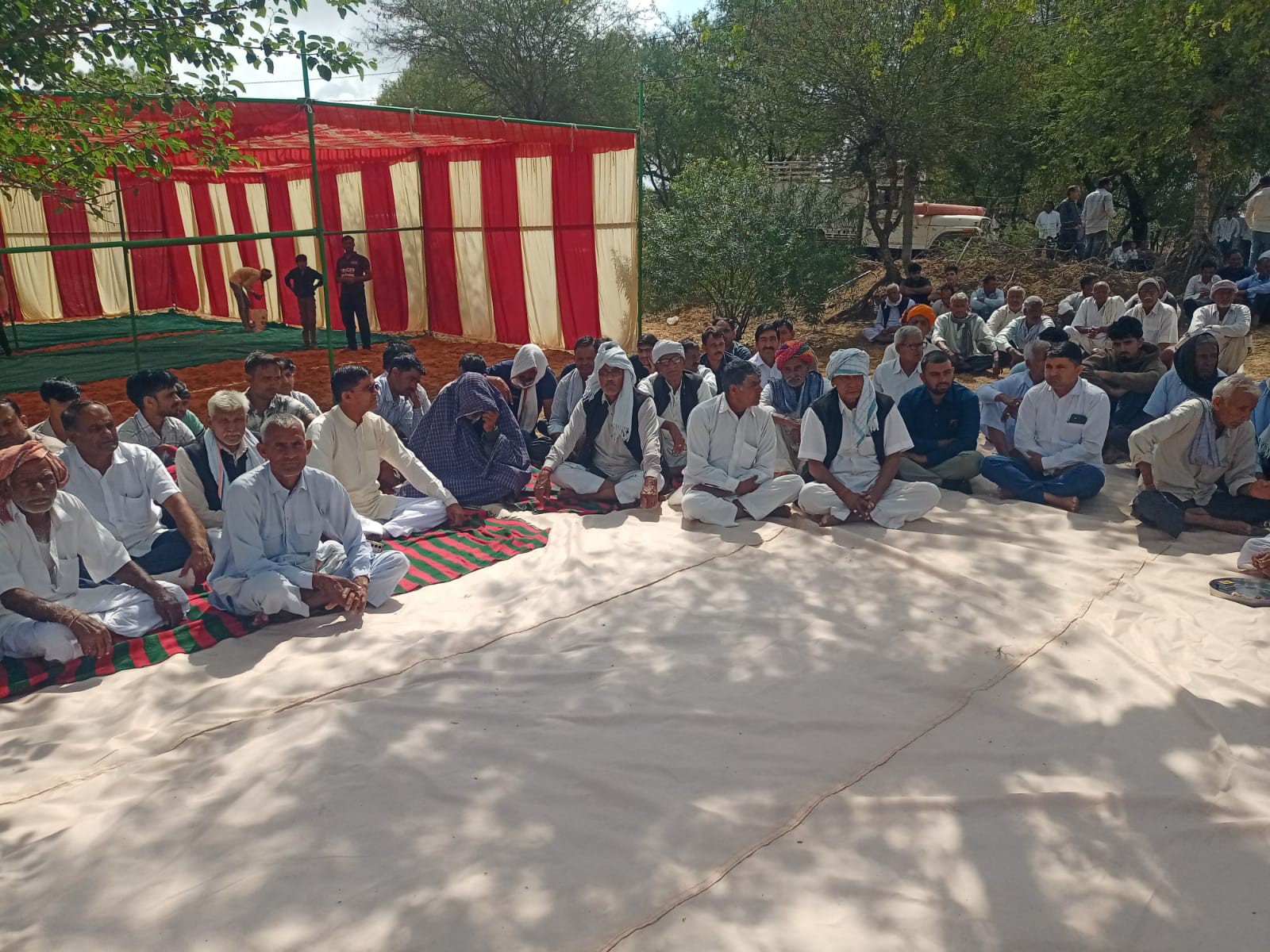 परिवार के सदस्य मां,पिता और भाई बेटे के लौटने की प्रतीक्षा कर रहे हैं।