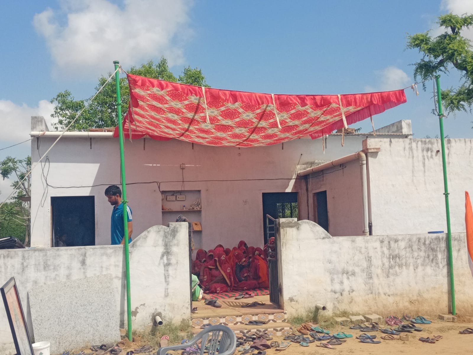 गांव मांडोली और हरित जाट के घर पर शोक का माहौल है।