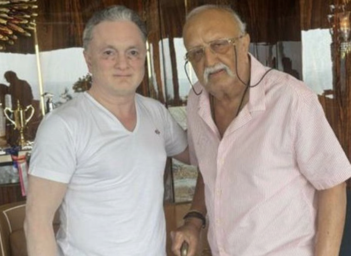 गौतम सिंघानिया और पिता विजयपत सिंघानिया। 2015-16 के आसपास गौतम सिंघानिया को उनके पिता ने कारोबार की पूरी कमान सौंप दी थी।