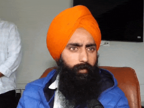 मृतक का भाई दीपेंद्र सिंह जानकारी देता हुआ।