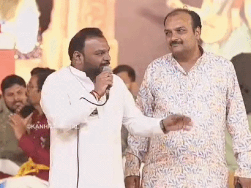 Kanhaiya Mittal arguing with the sound operator. - Dainik Bhaskar