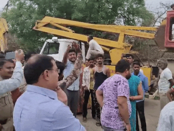 नीम चौराहे के पास स्थित बस्ती पर शुक्रवार को बुलडोजर चला।