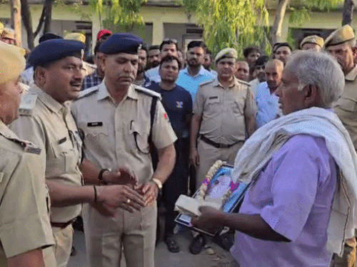 सूचना पर परिजन जयपुर से भीलवाड़ा के करेड़ा थाना पहुंचे।