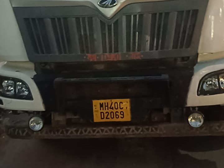 ट्रक छोड़कर मौके से फरार हुआ ड्राइवर, पुलिस तलाश में जुटी है।