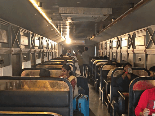 रेल कोच रेस्टोरेंट में सामान्य दिनों में ग्राहकों की अच्छी-खासी भीड़ रहती थी। इस समय मेन्यू की सभी चीजें उपलब्ध नहीं होने के कारण ग्राहकों की संख्या में कमी आ गई है।