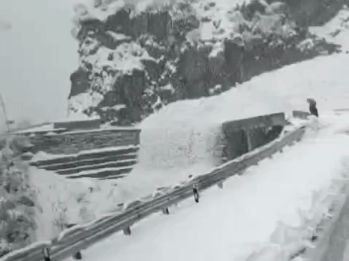 उत्तराखंड के चमोली में सड़क से झरने से पानी की तरह बर्फ गिरने लगा।