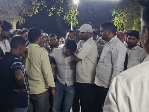 पोस्टमॉर्टम हाउस पहुंचे सूर्य के पिता बेसुध होकर गिर पड़े। वे अपने बेटे का चेहरा देखने की हिम्मत नहीं जुटा पा रहे थे।