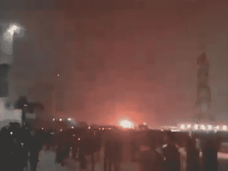 कतर के रास लाफान गैस प्लांट पर गुरुवार को ईरानी बैलिस्टिक मिसाइल हमले के दौरान भीषण आग लग गई।