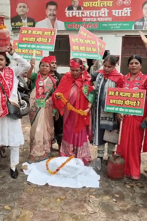 सपा मुख्यालय के बाहर महिलाओं ने सिलेंडर पर सफेद चादर ओढ़ाकर अर्थी निकाली।