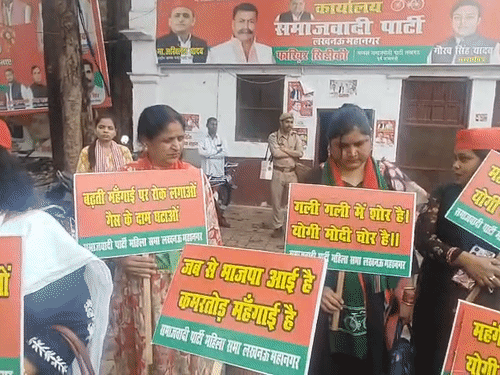 महिलाओं ने हाथों में बैनर पोस्टर लेकर मौजूदा सरकार का विरोध जताया।