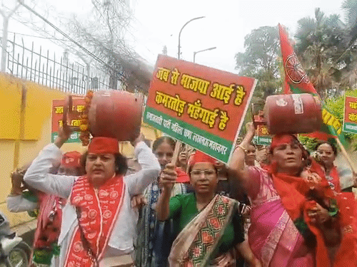 गैस सिलेंडर की अर्थी उठाकर महिलाओं ने विरोध जताया और कहा वाराणसी जाकर अब गंगा स्नान करेंगे।