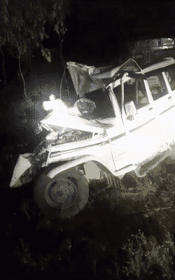 पेड़ से टकराने के बाद बोलेरो का आगे का हिस्सा बुरी तरह पिचक गया। आधी छत उखड़ गई।