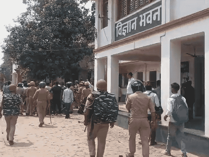 वारदात के बाद 5 थानों की फोर्स कॉलेज में तैनात है। आक्रोशित छात्र कार्रवाई की मांग कर रहे हैं। पुलिस ने कॉलेज के गेट को बंद कर दिया है।