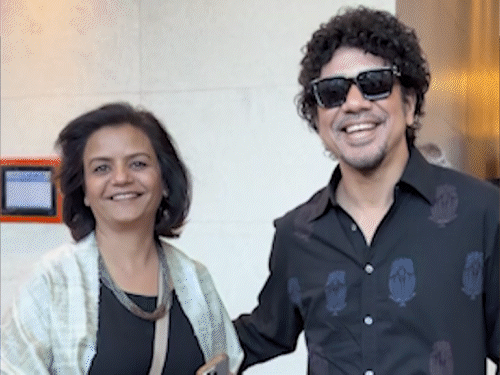 सिंगर पपोन अपनी पत्नी के साथ इवेंट में शामिल हुए।