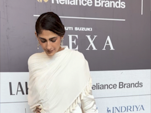 एक्ट्रेस कुब्रा सेठ व्हाइट आउट्फिट में नजर आईं।