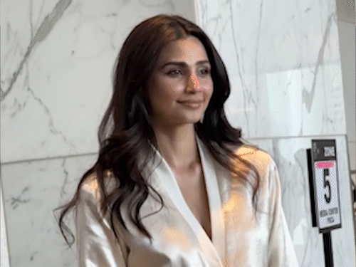 एक्ट्रेस डेजी शाह लेकमे फैशन वीक में शामिल हुईं।