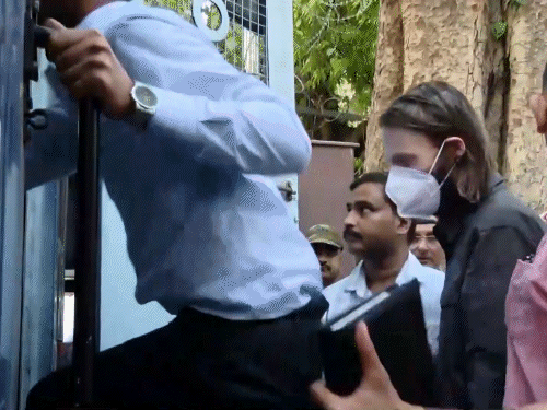 मैथ्यू एरॉन वैनडाइक को ले जाती NIA।