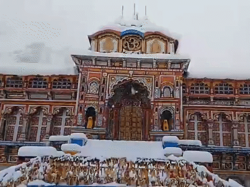 उत्तराखंड के बद्रीनाथ धाम मंदिर के आसपास बर्फ की सफेद चादर बिछ गई है।