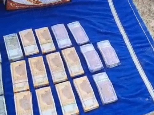 पुलिस ने सारा कैश जब्त कर केस इनकम टैक्स डिपार्टमेंट को हैंडओवर कर दिया है।