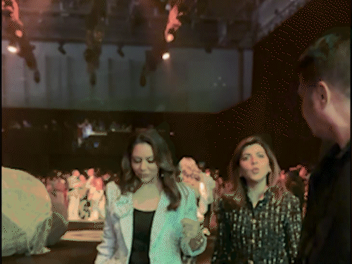 फैशन वीक में शाहरुख खान की पत्नी गौरी खान भी शामिल हुईं।