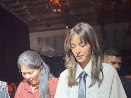 अनन्या पांडे ने फैशन वीक में रैंप वॉक की।