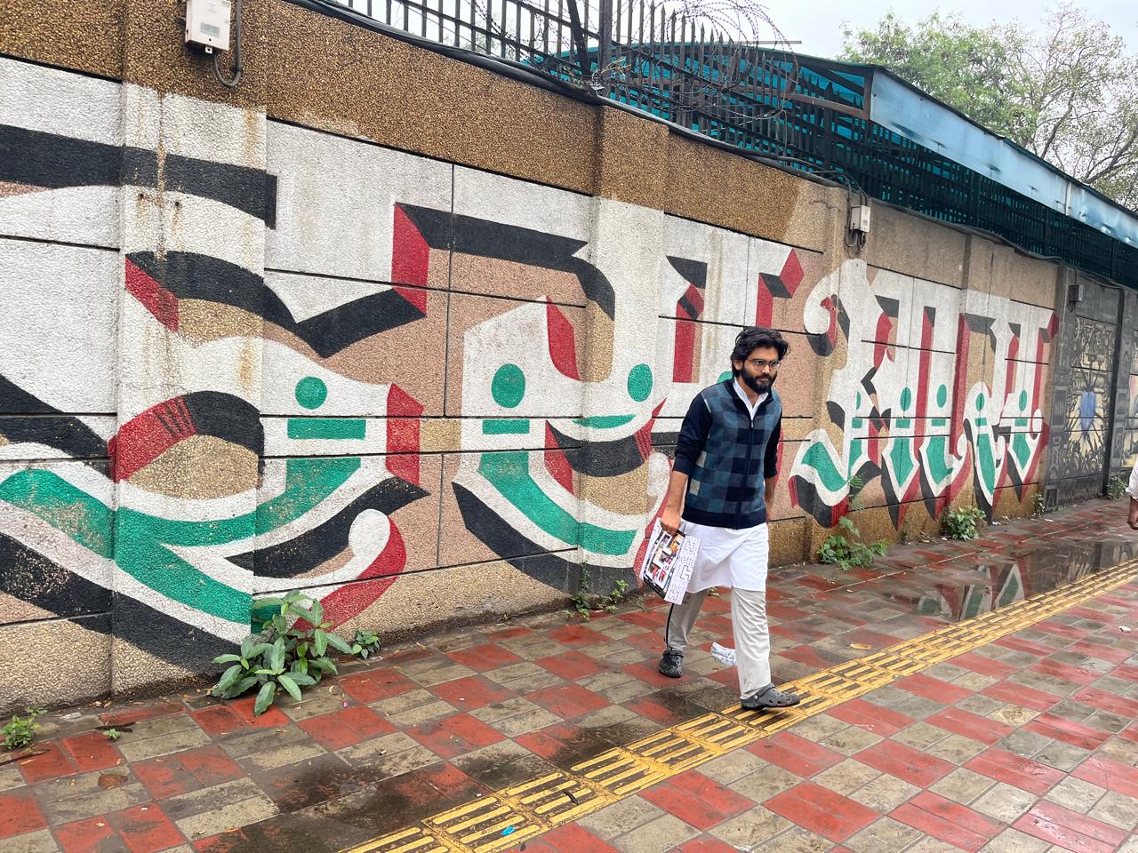 शरजील इमाम जेल से जब बाहर आए तब वे हाथ में कुछ सामान लिए नजर आए।